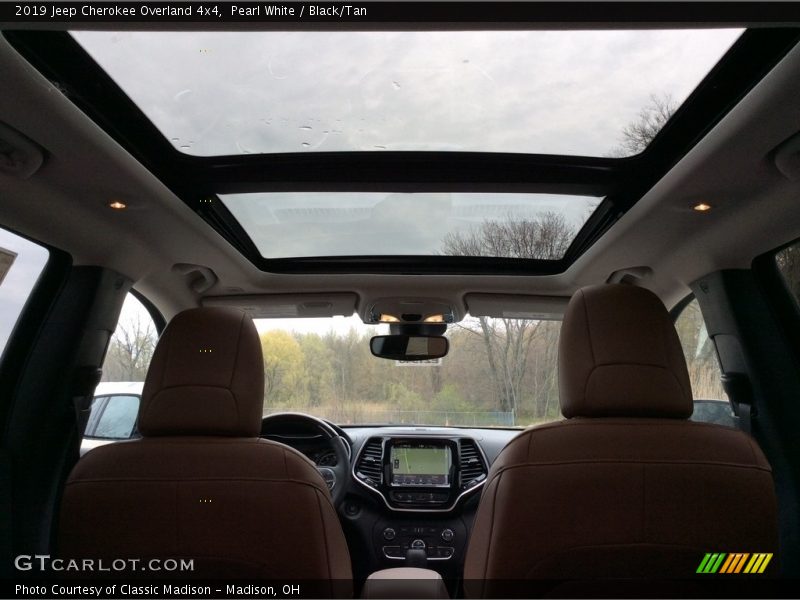 Pearl White / Black/Tan 2019 Jeep Cherokee Overland 4x4