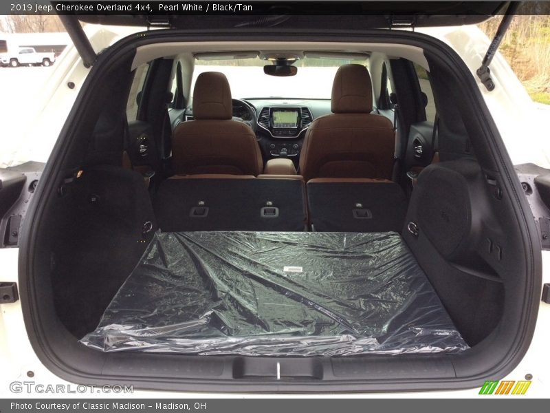  2019 Cherokee Overland 4x4 Trunk