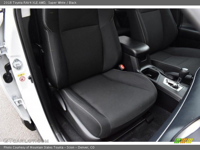 Super White / Black 2018 Toyota RAV4 XLE AWD
