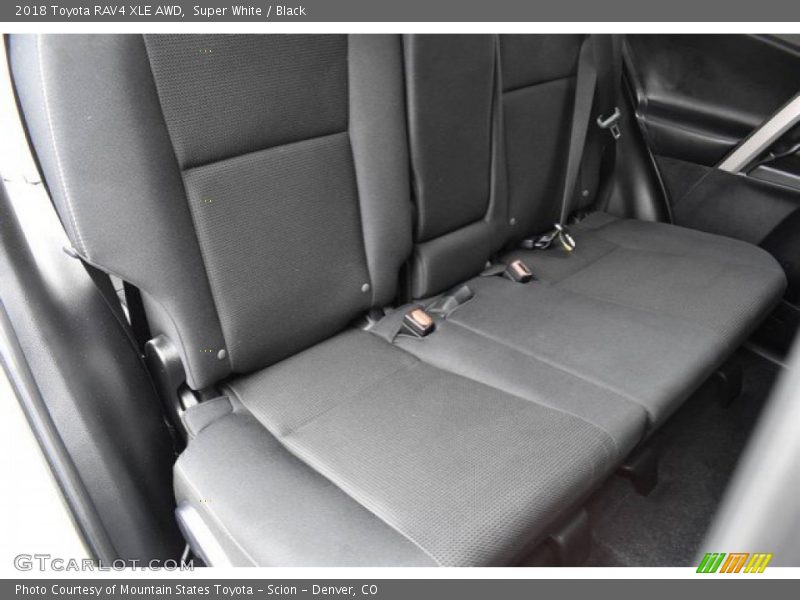Super White / Black 2018 Toyota RAV4 XLE AWD