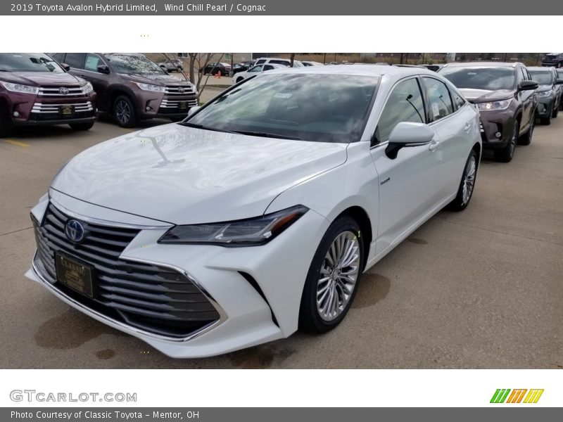 Front 3/4 View of 2019 Avalon Hybrid Limited