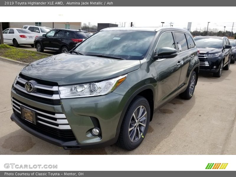 Front 3/4 View of 2019 Highlander XLE AWD