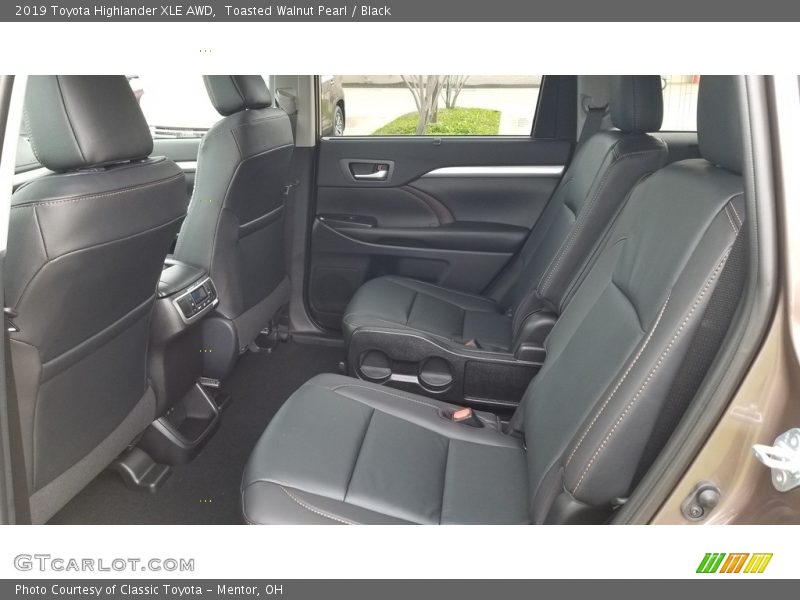 Toasted Walnut Pearl / Black 2019 Toyota Highlander XLE AWD