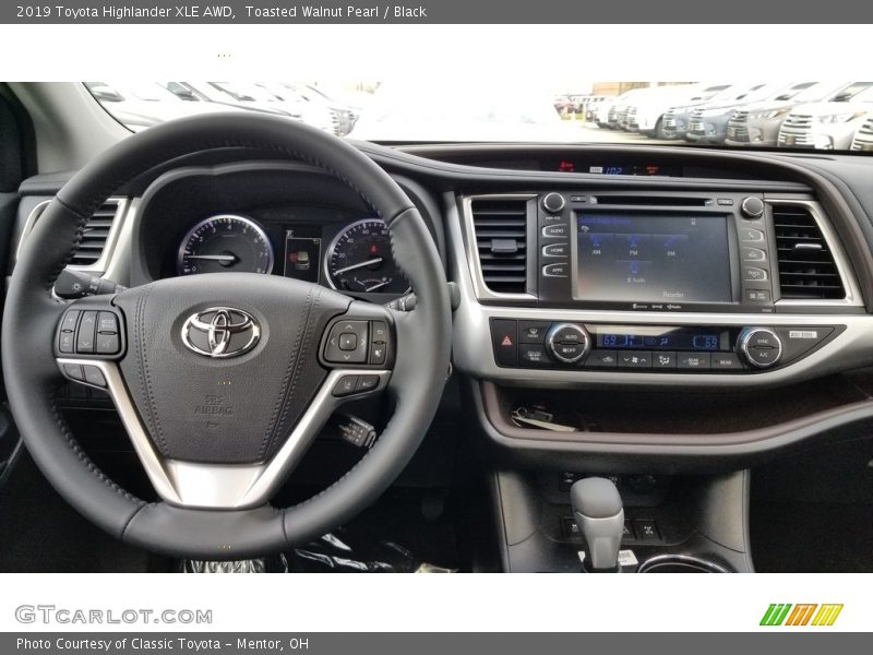 Toasted Walnut Pearl / Black 2019 Toyota Highlander XLE AWD