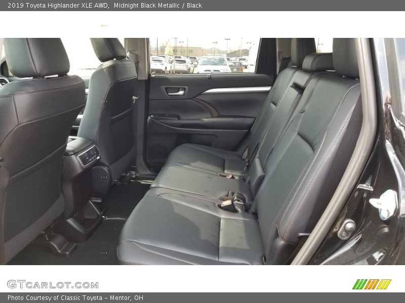 Midnight Black Metallic / Black 2019 Toyota Highlander XLE AWD