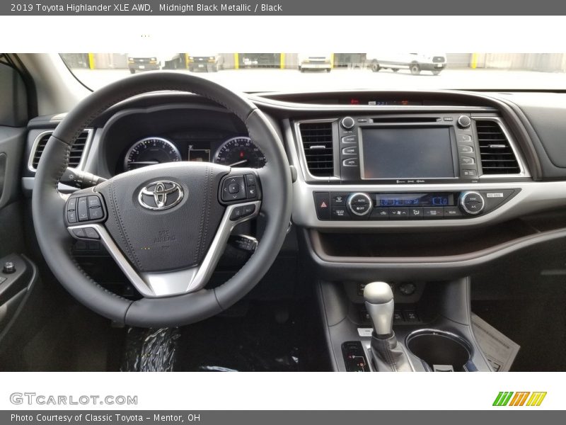 Midnight Black Metallic / Black 2019 Toyota Highlander XLE AWD