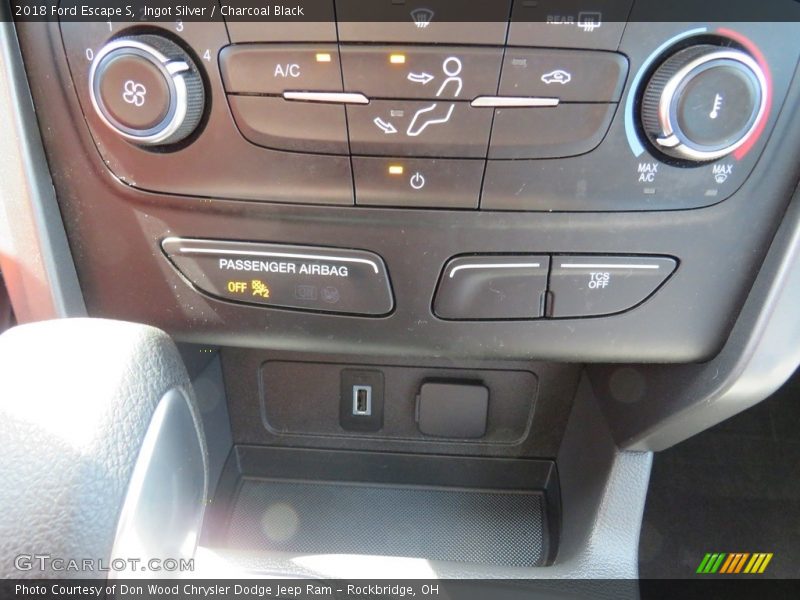 Ingot Silver / Charcoal Black 2018 Ford Escape S