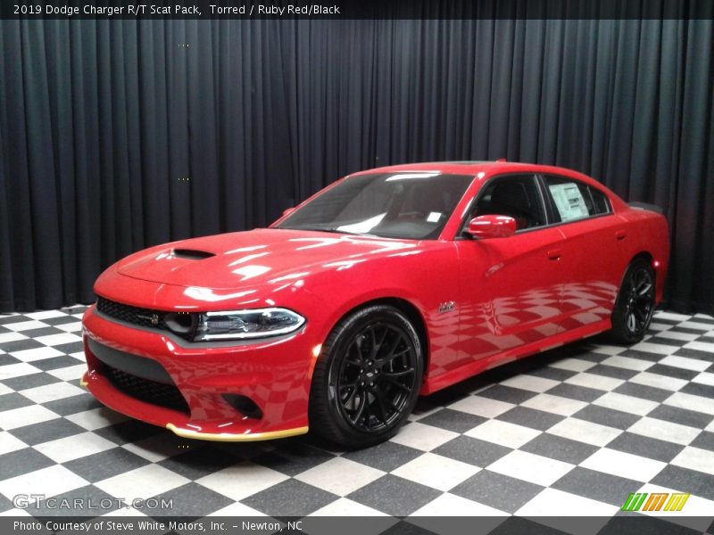 Front 3/4 View of 2019 Charger R/T Scat Pack