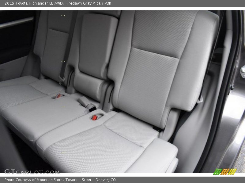 Predawn Gray Mica / Ash 2019 Toyota Highlander LE AWD