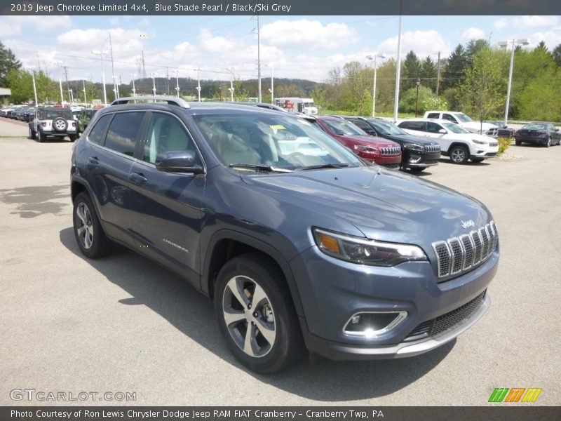 Front 3/4 View of 2019 Cherokee Limited 4x4