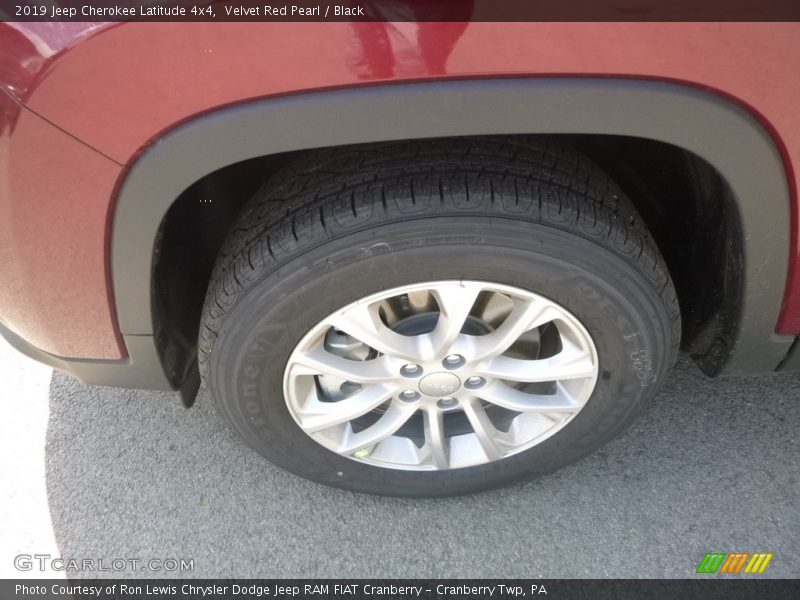 Velvet Red Pearl / Black 2019 Jeep Cherokee Latitude 4x4