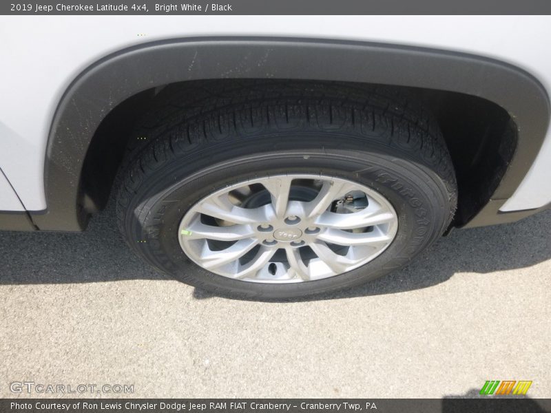 Bright White / Black 2019 Jeep Cherokee Latitude 4x4