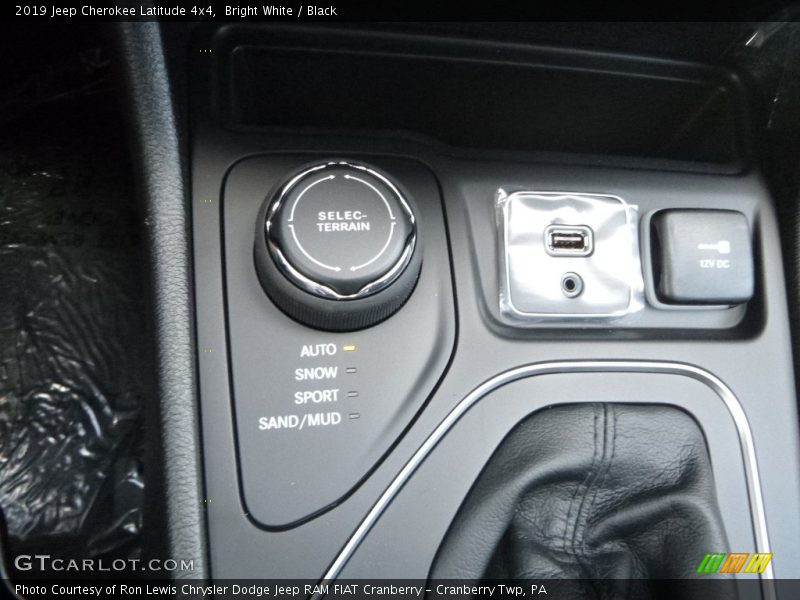 Bright White / Black 2019 Jeep Cherokee Latitude 4x4