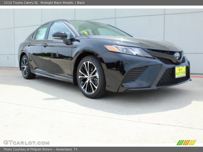 Midnight Black Metallic / Black 2019 Toyota Camry SE