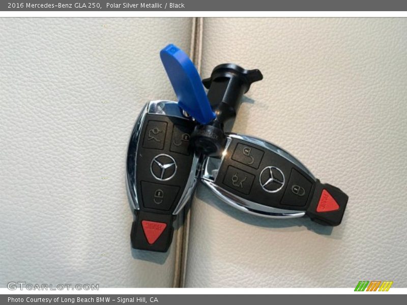 Polar Silver Metallic / Black 2016 Mercedes-Benz GLA 250