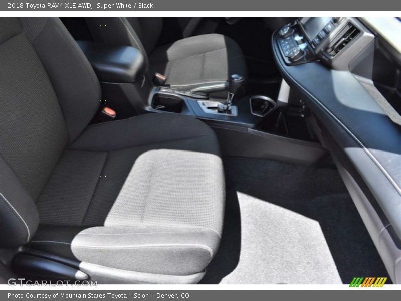 Super White / Black 2018 Toyota RAV4 XLE AWD