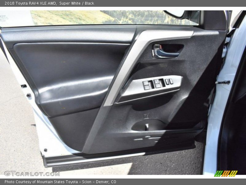 Super White / Black 2018 Toyota RAV4 XLE AWD