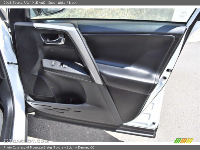 Super White / Black 2018 Toyota RAV4 XLE AWD