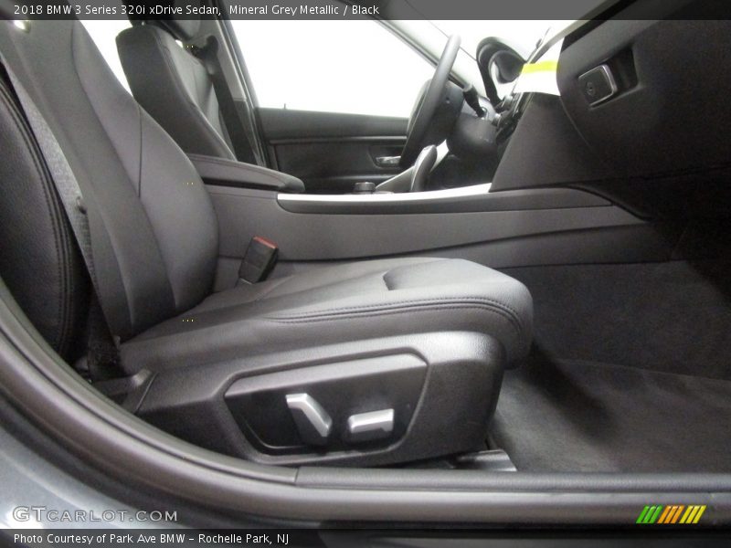 Mineral Grey Metallic / Black 2018 BMW 3 Series 320i xDrive Sedan