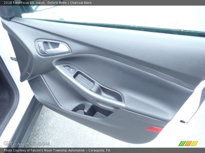 Oxford White / Charcoal Black 2018 Ford Focus SEL Hatch