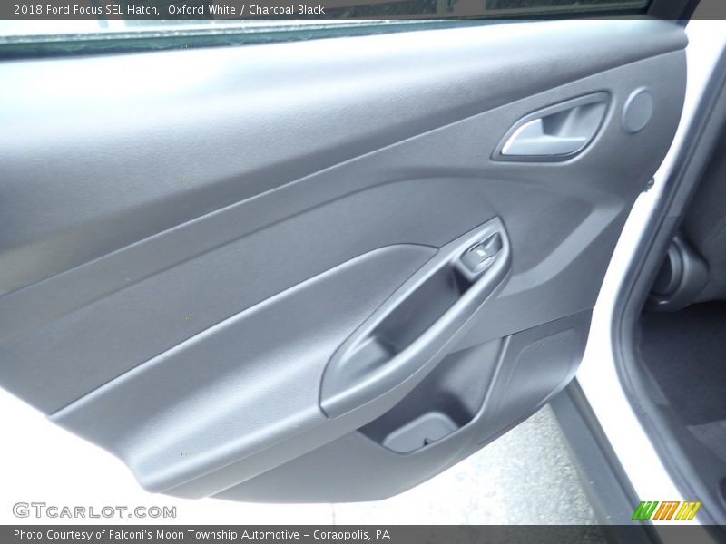 Oxford White / Charcoal Black 2018 Ford Focus SEL Hatch