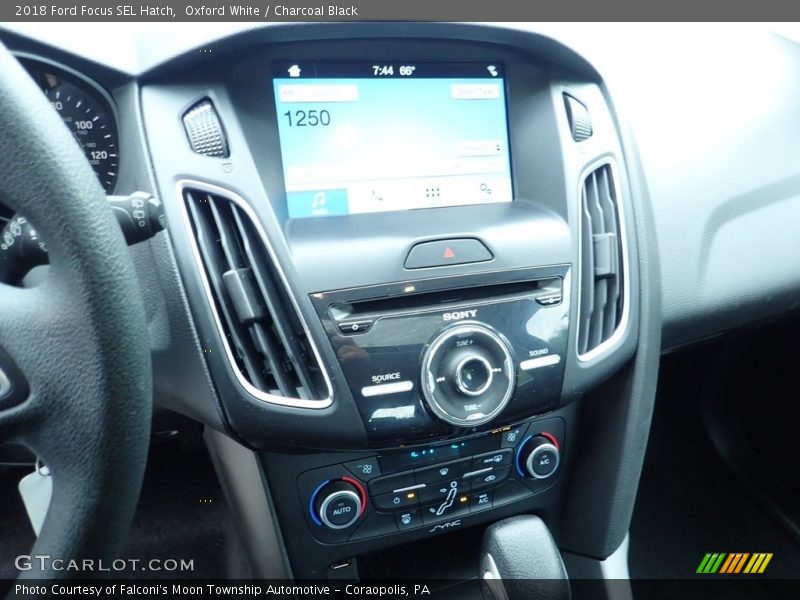 Oxford White / Charcoal Black 2018 Ford Focus SEL Hatch