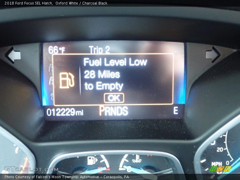 Oxford White / Charcoal Black 2018 Ford Focus SEL Hatch