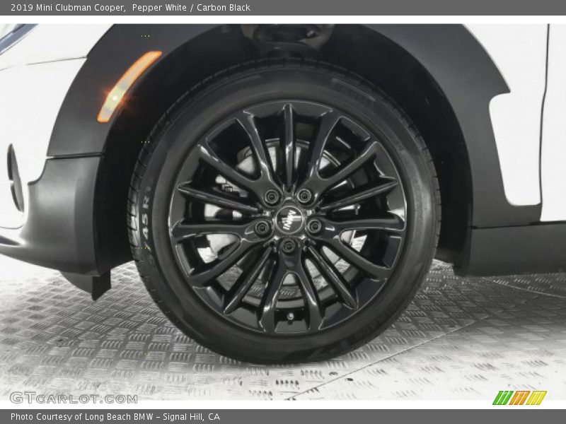 Pepper White / Carbon Black 2019 Mini Clubman Cooper