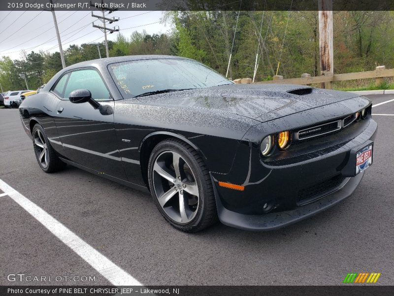 Front 3/4 View of 2019 Challenger R/T