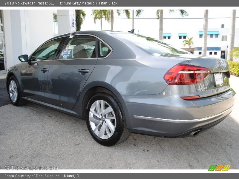 Platinum Gray Metallic / Titan Black 2018 Volkswagen Passat SE