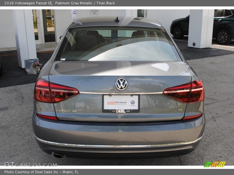 Platinum Gray Metallic / Titan Black 2018 Volkswagen Passat SE