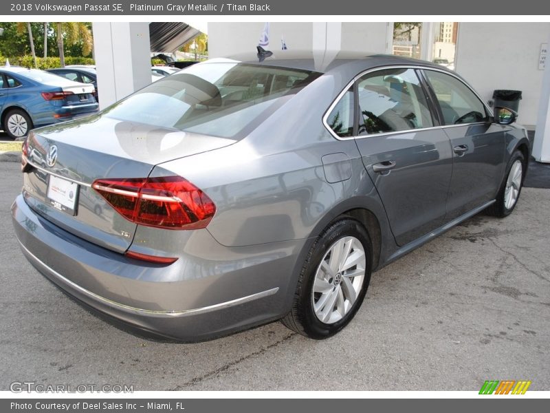 Platinum Gray Metallic / Titan Black 2018 Volkswagen Passat SE