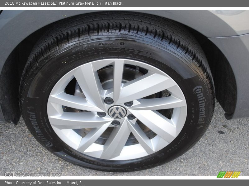 Platinum Gray Metallic / Titan Black 2018 Volkswagen Passat SE