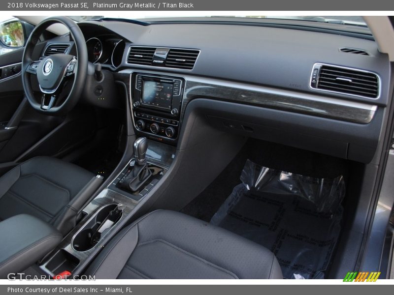 Platinum Gray Metallic / Titan Black 2018 Volkswagen Passat SE