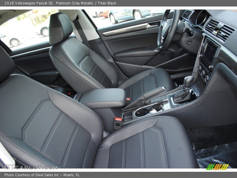 Platinum Gray Metallic / Titan Black 2018 Volkswagen Passat SE