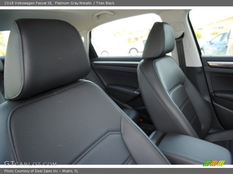 Platinum Gray Metallic / Titan Black 2018 Volkswagen Passat SE