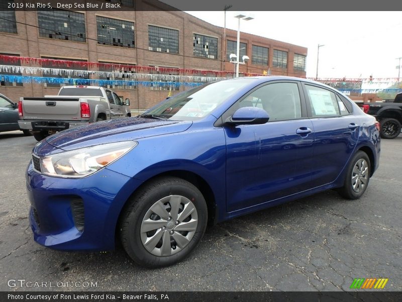 Front 3/4 View of 2019 Rio S