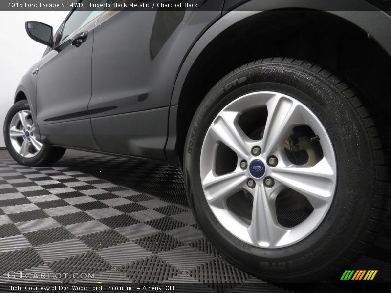 Tuxedo Black Metallic / Charcoal Black 2015 Ford Escape SE 4WD