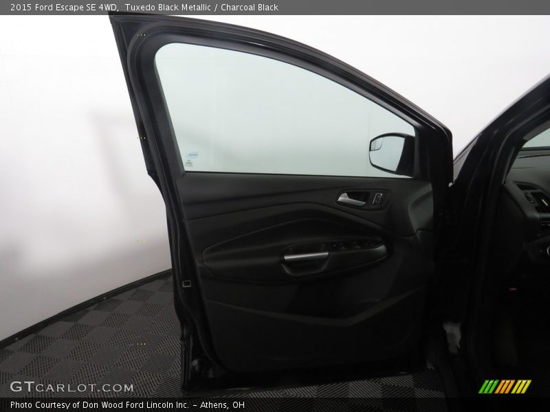 Tuxedo Black Metallic / Charcoal Black 2015 Ford Escape SE 4WD