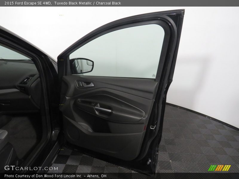 Tuxedo Black Metallic / Charcoal Black 2015 Ford Escape SE 4WD