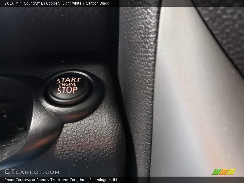 Light White / Carbon Black 2016 Mini Countryman Cooper