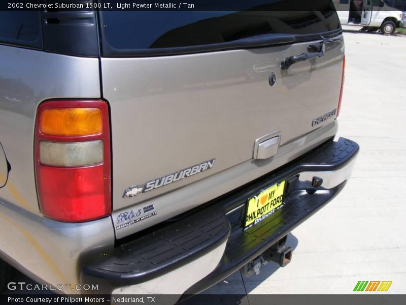 Light Pewter Metallic / Tan 2002 Chevrolet Suburban 1500 LT