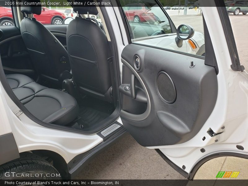Light White / Carbon Black 2016 Mini Countryman Cooper