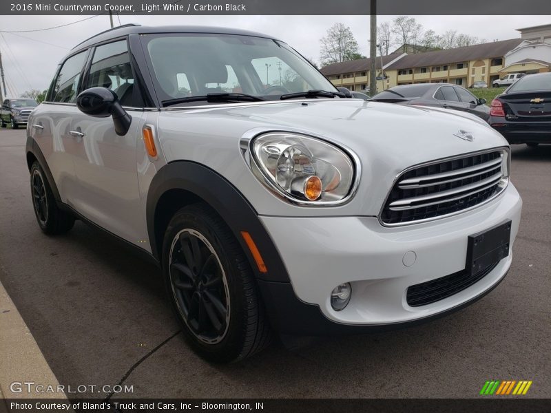 Light White / Carbon Black 2016 Mini Countryman Cooper