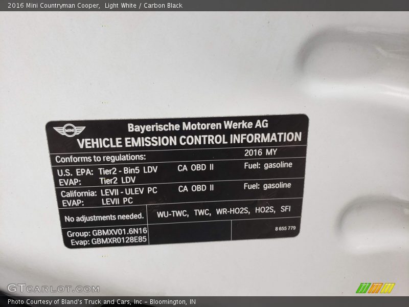 Light White / Carbon Black 2016 Mini Countryman Cooper