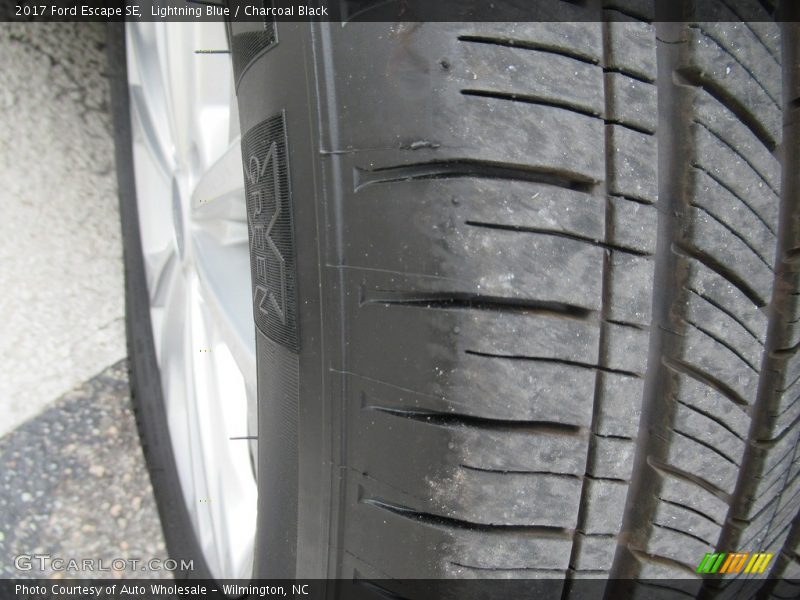 Lightning Blue / Charcoal Black 2017 Ford Escape SE