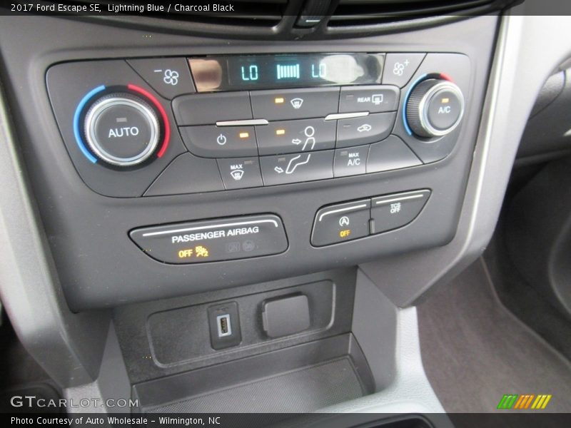 Lightning Blue / Charcoal Black 2017 Ford Escape SE