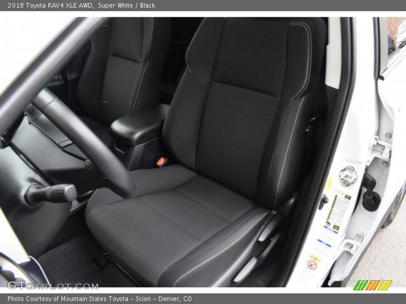 Super White / Black 2018 Toyota RAV4 XLE AWD