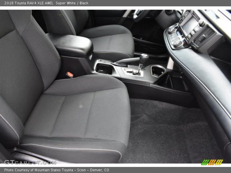 Super White / Black 2018 Toyota RAV4 XLE AWD