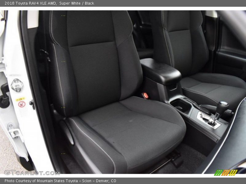 Super White / Black 2018 Toyota RAV4 XLE AWD